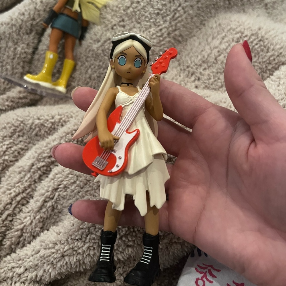 Authentic Peach Riot figurine from Rise Up series